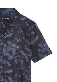 Camicia a maniche corte di colore blu scuro con motivo astratto blu chiaro. Presenta un collo classico, chiusura con bottoni e un logo ricamato giallo.