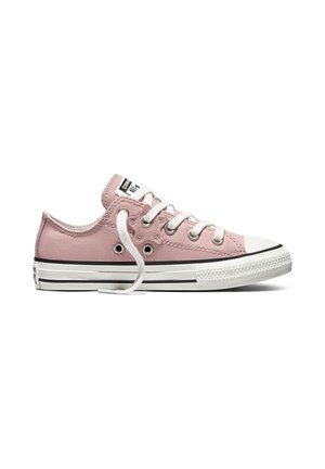 Zapatilla de lona rosa de corte bajo con suela de goma blanca, cordones blancos parcialmente desatados y detalle de raya negra a lo largo de la suela.