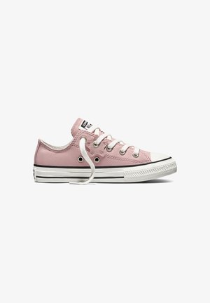 Zapatilla de lona rosa de corte bajo con suela de goma blanca, cordones blancos parcialmente desatados y detalle de raya negra a lo largo de la suela.