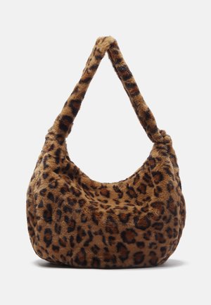 Zachte, pluche handtas met een bruin-zwart luipaardprint, voorzien van een enkele dikke schouderband en een afgeronde, slungelige vorm.