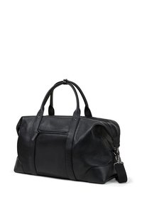 Czarna skórzana torba podróżna z dwoma uchwytami, regulowanym paskiem na ramię oraz zamykaną na zamek kieszenią z przodu. Teksturowana powierzchnia o zaokrąglonym kształcie.