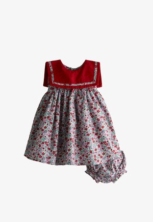 Vastsündinu kleit punase õlakaare ja valge seelikuga, millel on punase ja rohelise lillemustriga trükk, sobitatud samasuguste lillemustriga bloomersitega.