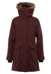 Mörkröd vattentät parka med huva fodrad med fuskpäls, dragkedjestängning, två framfickor och kontrasterande svarta cuffs. Slät textur, isolerad design.