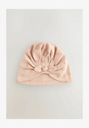 Różowa materiałowa czapka z fakturowanym prążkowaniem, z centralną kokardą i małymi wzorami kwiatowymi. Gładkie wykończenie z delikatnym połyskiem.
