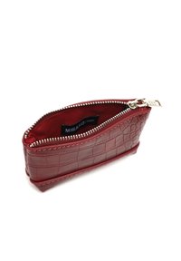 Piccola pochette in pelle maroon con texture a coccodrillo, dotata di una cerniera argentata aperta e un'etichetta interna nera visibile che riporta la scritta "MISAKO".