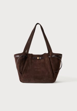 Sac fourre-tout en daim marron foncé avec deux bretelles, petit bord à texture crocodile et détail de fermeture bouton doré.