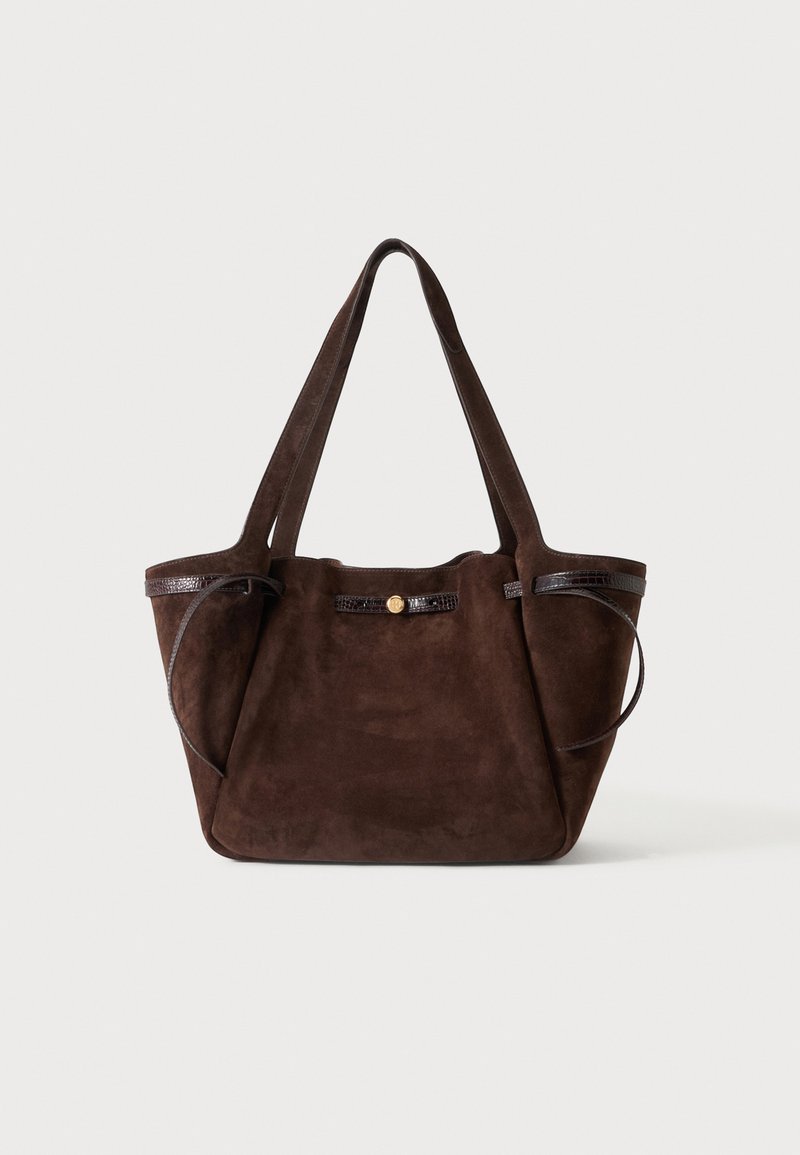 Sac fourre-tout en daim marron foncé avec deux bretelles, petit bord à texture crocodile et détail de fermeture bouton doré.