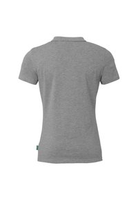 Achteraanzicht van een effen grijs polo-shirt met korte mouwen, een kraag en een klein groen label aan de linkerkant van de zijnaad.