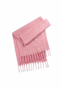 Écharpe en laine rose pâle avec des extrémités à franges, soigneusement pliée sur un fond blanc.