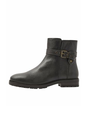 Bottine en cuir noir avec bride et détail boucle métallique, petit talon et semelle en caoutchouc crantée.