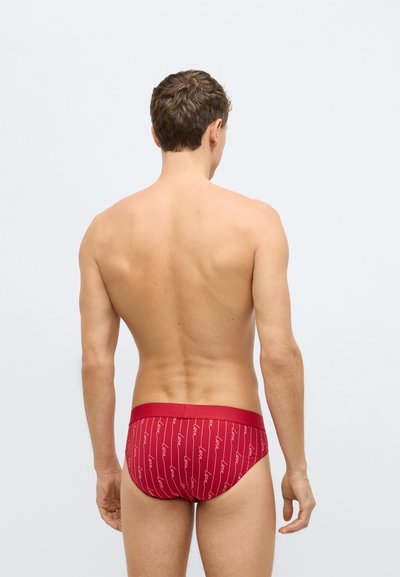 Piros férfi fürdőnadrág fehér "love" feliratmintával, vastag derékpánttal.