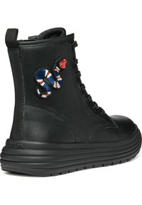 Stivale alla caviglia in pelle nera con superficie texturizzata, caratterizzato da un design a serpente ricamato in blu, rosso e bianco. Punta arrotondata e linguetta.