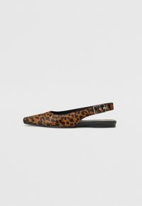 Leopard print slingback flat shoes with pointed toe, black accents, adjustable strap, and smooth texture, mounted on a low black sole.