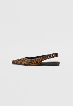 Leopardprint slingback ballerina's met spitse neus, zwarte accenten, verstelbare band en een gladde textuur, gemonteerd op een lage zwarte zool.