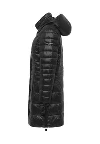 Zwarte lange pufferjas met capuchon, horizontale quilting, zijrits die van de zoom tot aan de zijnaad loopt, en een "Frieda & Freddies New York" patch op de mouw.