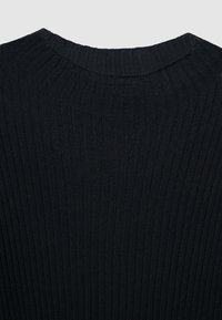 Maglione nero a coste con collo rotondo e tessuto texturizzato, progettato con linee verticali per un dettaglio aggiunto.