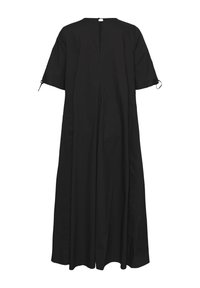 Robe noire, ample, à manches courtes, longue, avec une fente dans le dos et une petite fermeture à bouton au niveau du décolleté, présentée sur fond blanc.