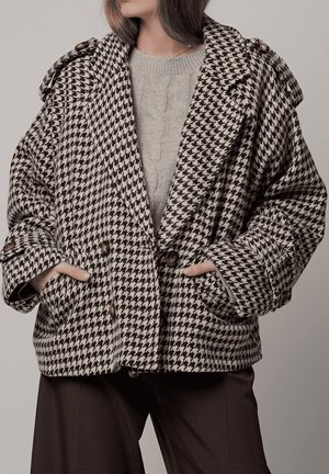 PATA DE GALLO CON SOLAPA AMPLIA Y BOTONES - Chaqueta de entretiempo - marron