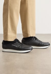 No seleccionado, black/bright white