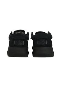 Czarne sneakersy z teksturowaną cholewką, wyściełanym kołnierzem i masywną czarną podeszwą. Tylny akcent z logo oraz detale przeszycia.