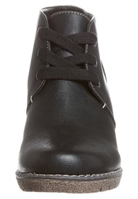 Bottes noires en cuir au niveau de la cheville, avec un bout arrondi, des lacets plats et une semelle texturée. Présente des coutures discrètes et des accents minimalistes pour un look épuré.