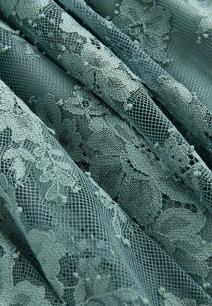 Švelnaus mėlynojo audinio nėriniai su gėlių raštais, turinčiais tekstūros akcentų ir tinklo elementų, kuriantys sluoksniuotą, sudėtingą išvaizdą.