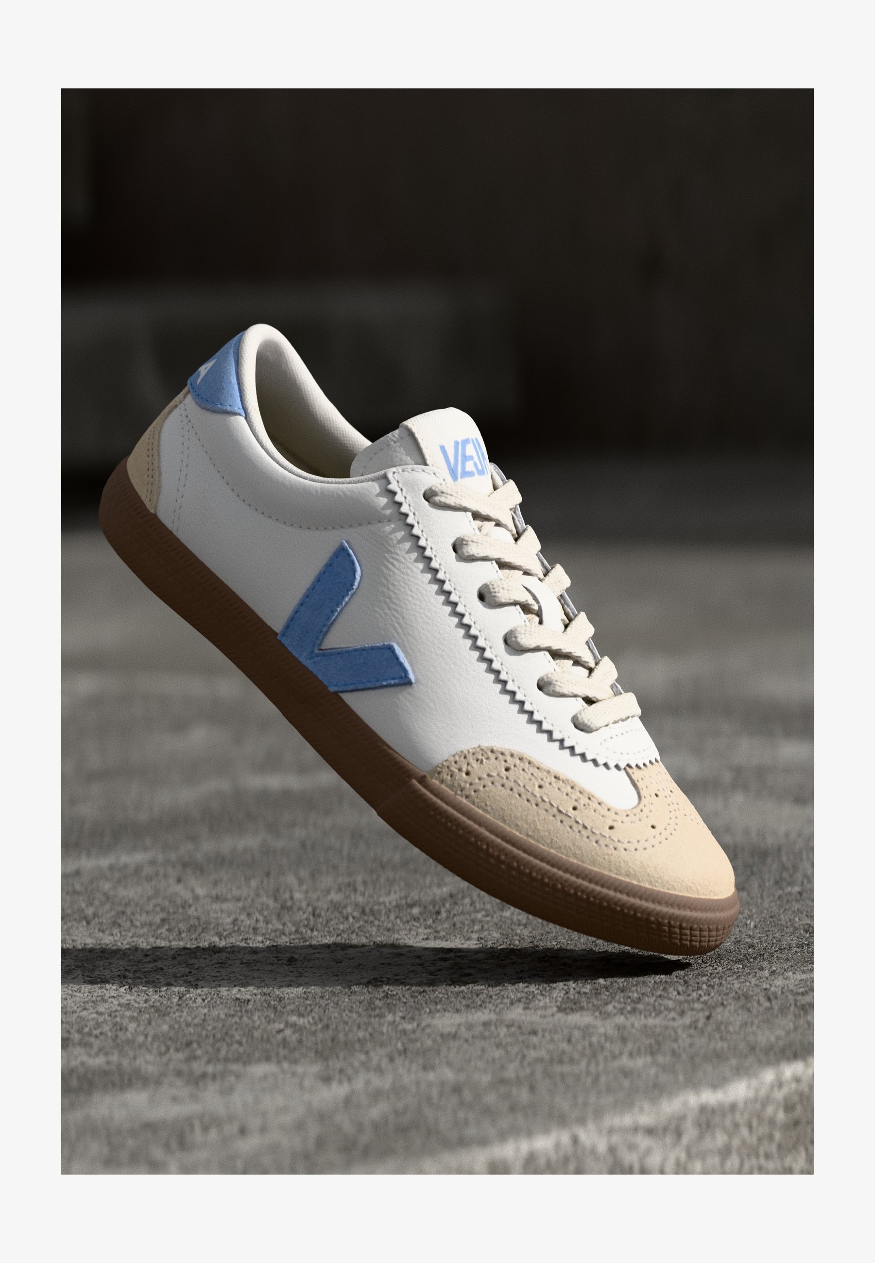 VEJA Volley Sneaker – Pelle Organica Traced (O.T.) Con Inserti In Pelle Scamosciata, Suola In Gomma Amazzonica – Colori Naturali, Eco-Sostenibile, Design Pulito