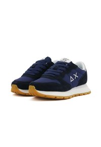 Sneakers blu navy realizzati in materiali scamosciati e in rete, con dettagli bianchi e suola in gomma caratterizzata da un motivo di battistrada marrone. Design con lacci.