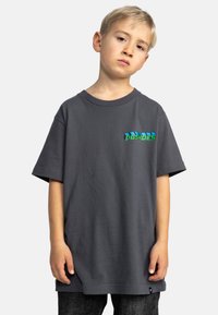 Šedé bavlněné tričko s krátkými rukávy s vícebarevným logem "DC Shoes" na levé části hrudi. Uvolněný střih a kulatý výstřih.