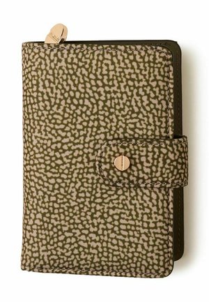 Portefeuille en tissu texturé vert et beige avec fermeture à bouton-pression et tirette de fermeture éclair dorée.