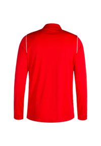 Rotes Langarm-Polo-Shirt mit Kragen, weißen Akzenten entlang der Schultern und einem weichen, glatten Stoff in lockerer Passform.