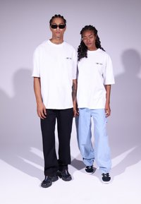 YOURTURN UNISEX - T-shirts med print - white