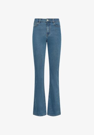 Blaue Jeans aus Denim mit ausgestelltem Schnitt, hoher Taille, Fronttaschen und klassischem Knopfverschluss. Glatte Textur und gleichmäßige Farbe.