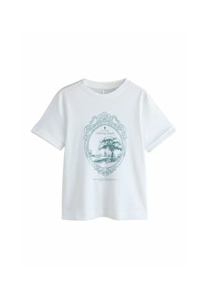 T-shirt blanc à manches courtes avec une illustration encadrée de style vintage représentant un arbre et un paysage, accompagnée du texte « Les Hauts de Hurlevent » sur le devant.