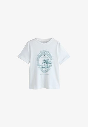 Hvid T-shirt med korte ærmer med en indrammet vintage-stil træ- og landskabsillustration samt teksten "Wuthering Heights" på forsiden.