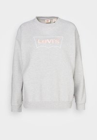Sudadera gris con cuello redondo y mangas largas. Presenta un logo en contorno blanco "Levi's" en el pecho y una pequeña etiqueta en el lado.