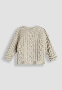 Jasno beżowy sweter z dzianiny o teksturowanym wzorze w warkocze, z długimi rękawami oraz ściągaczem u dołu i na mankietach. Widok z tyłu ukazuje wzór.