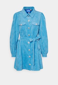 Robe bleue à manches longues avec col, boutonnage sur le devant, poches poitrine décoratives, ceinture nouée à la taille et manches bouffantes.