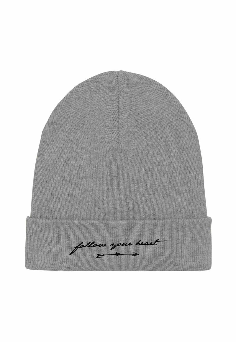 Cappello di maglia grigio con risvolto piegato. Presenta un testo ricamato "follow your heart" in corsivo nero, con un piccolo cuore e una freccia come decorazione.