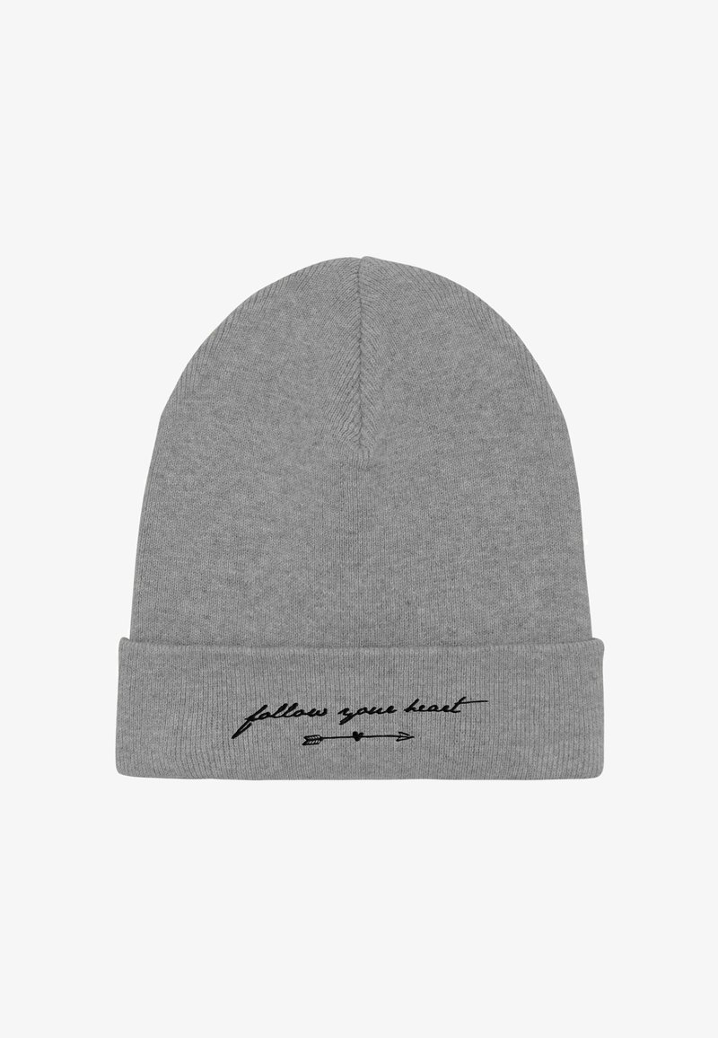 Cappello di maglia grigio con risvolto piegato. Presenta un testo ricamato "follow your heart" in corsivo nero, con un piccolo cuore e una freccia come decorazione.
