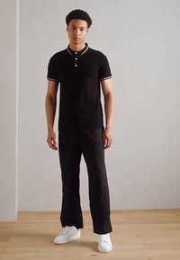 Lindbergh CONTRAST PIPING - Bluză polo - black