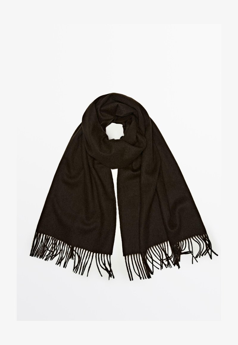 Sciarpa nera realizzata in tessuto morbido, con estremità frangiate. Il design è allungato e si avvolge facilmente, offrendo una texture liscia.