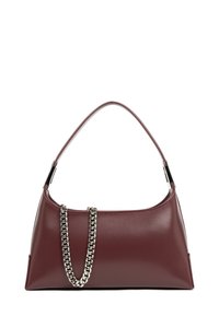 Sac à main en cuir bordeaux avec une silhouette incurvée, présentant un accent en chaîne argentée et une fine bandoulière. Texture lisse, design minimaliste.