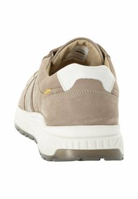 Beige Wildledersneaker mit weißen Akzenten, gepolsterter Sohle und sichtbaren Nähten. Weicher Stoff und minimalistisches Design.