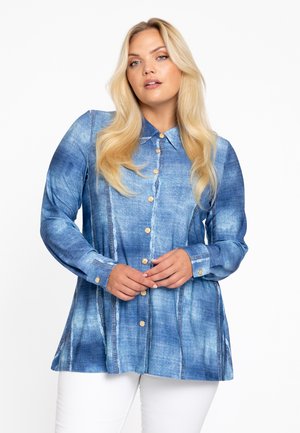 Denimhemd in verschillende blauwtinten met lange mouwen, een puntkraag, gouden knopen en verticale slijtagepatronen. Gemaakt van een katoenmix.