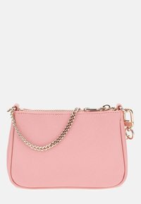 Rosa synthetische Handtasche mit strukturiertem Finish, ausgestattet mit einem goldenen Kettenriemen und einem Reißverschluss, rechteckige Form mit abgerundeten Kanten.