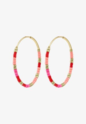Náušnice kruhy v zlatej farbe s farebným dizajnom červených, ružových a koralových korálok striedajúcich sa s kovovými zlatými rozdeľovačmi.