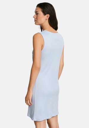 Hellblaues, ärmelloses Kleid aus weichem, glattem Stoff mit rundem Ausschnitt; knielang mit figurbetonter Silhouette und ohne sichtbare Verzierungen.