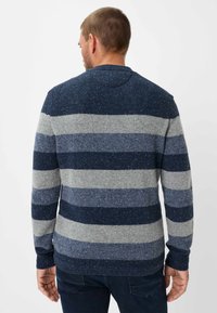 Maglione a righe da uomo in blu navy, grigio e grigio chiaro; maglia testurizzata; scollo rotondo; polsini e orlo a coste; vestibilità classica.