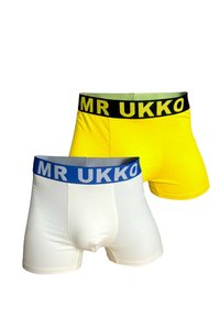 Due paia di boxer: uno giallo con un elastico nero "MR UKKO" e uno bianco con un elastico blu "MR UKKO". Entrambi sono aderenti.